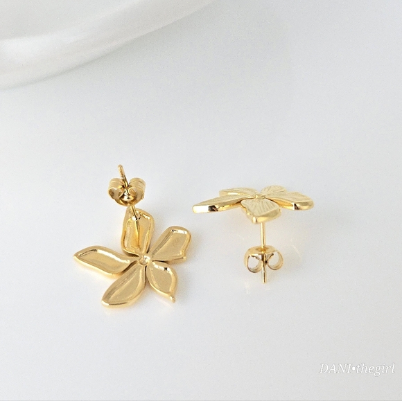 NEW Gold Plumeria Flower Stud Earrings - Picture 7 of 10